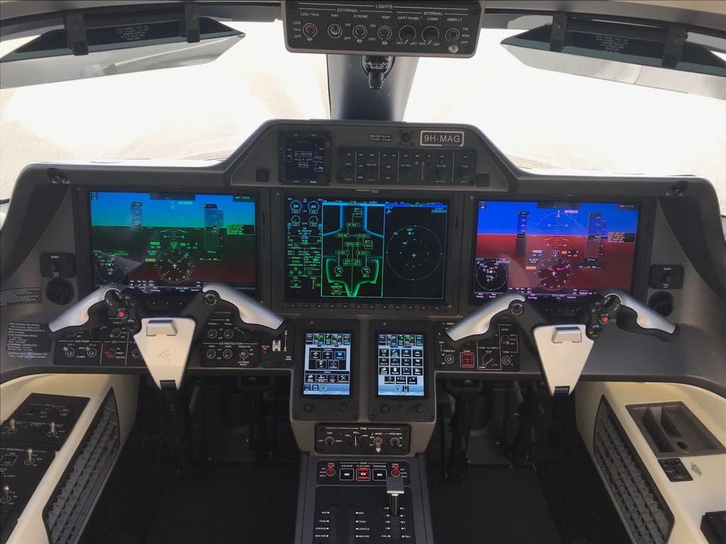 EMBRAER PHENOM 300 - Luxwing